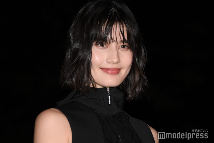黒髪の橋本愛(C)モデルプレス