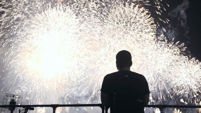 1人で花火を見る悠介「TERRACE HOUSE TOKYO 2019-2020」16th WEEK(C)フジテレビ/イースト・エンタテインメント