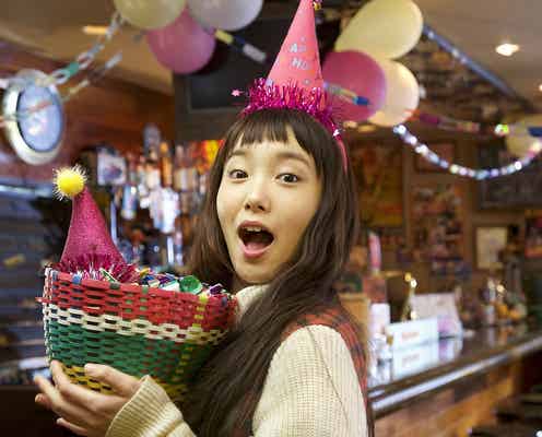 飯豊まりえ、誕生日に“胸キュン”カット公開 パーティーガール姿も