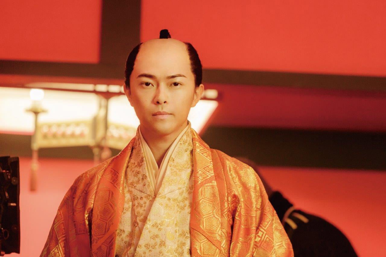 勝地涼“あられもない姿”で疾走　小栗旬主演「銀魂2」で衝撃的な姿