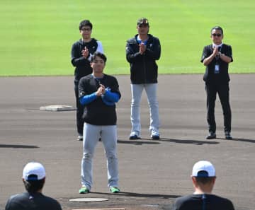 日本ハムがキャンプ打ち上げ 清宮幸に代わって郡司が手締め「優勝するんじゃないかなという空気感は全員が感じている」