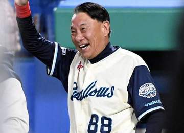 ヤクルト・池山監督 初回いきなりリクエスト成功 ベンチで帽子を取って笑顔