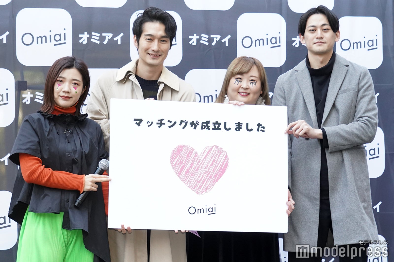 モデルと並ぶ福田麻貴、かなで／3時のヒロイン（C）モデルプレス