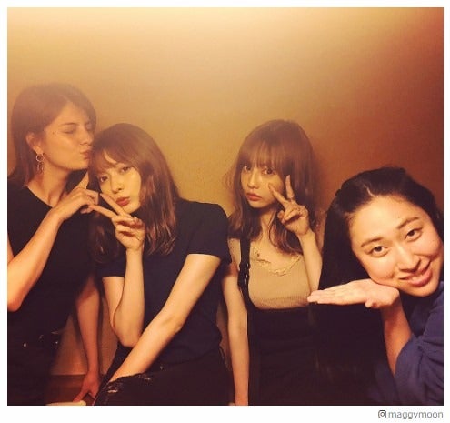 マギー、八木アリサにキス　中村里砂や丸山礼“美女集結”ショットに反響　
