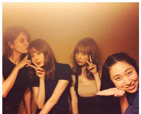 マギー、八木アリサにキス 中村里砂や丸山礼“美女集結”ショットに反響