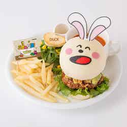 とくせい!もぐもぐどうぶつさんバーガープレート うさぎさん〈アボカド&にんにく醬油〉税込1,980円(C)ギンビス