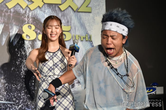 目をつぶって片足バランスをする藤田ニコルとサンシャイン池崎(C)モデルプレス