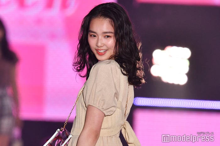 俺のスカート どこ行った 箭内夢菜 トレンドコーデで軽快ランウェイ Girlsaward 19 Spring Summer モデルプレス 俺のスカート どこ行った 箭内夢菜 トレンドコーデで軽快ランウェイ Girlsaward 19 Spring Summer モデルプレス