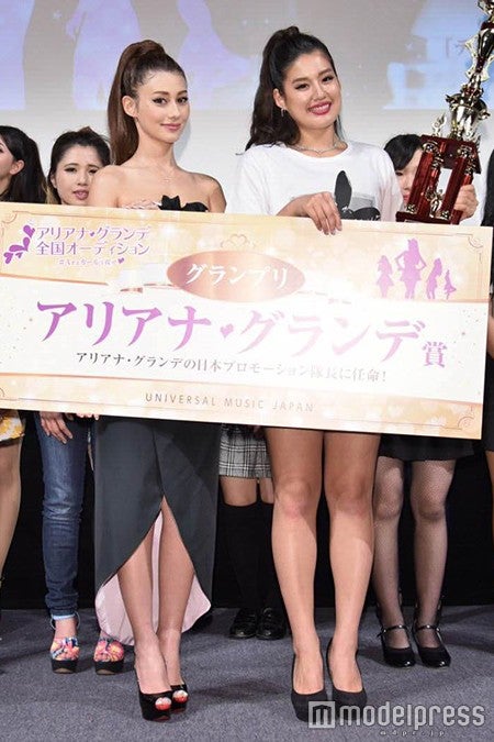 （左から）ダレノガレ明美、アリアナ・グランデ賞を受賞したみじゅきさん（C）モデルプレス