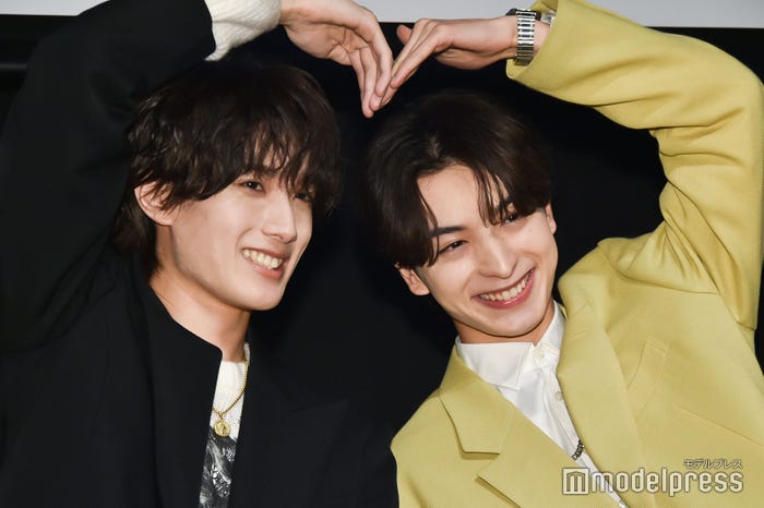 仲良くハートを作る山中柔太朗、木村慧人(C)モデルプレス