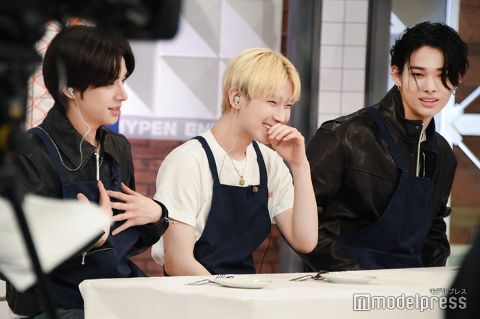 待機中も盛り上がっていたJAKE(ジェイク)、SUNOO(ソヌ)、NI-KI(ニキ)(C)モデルプレス