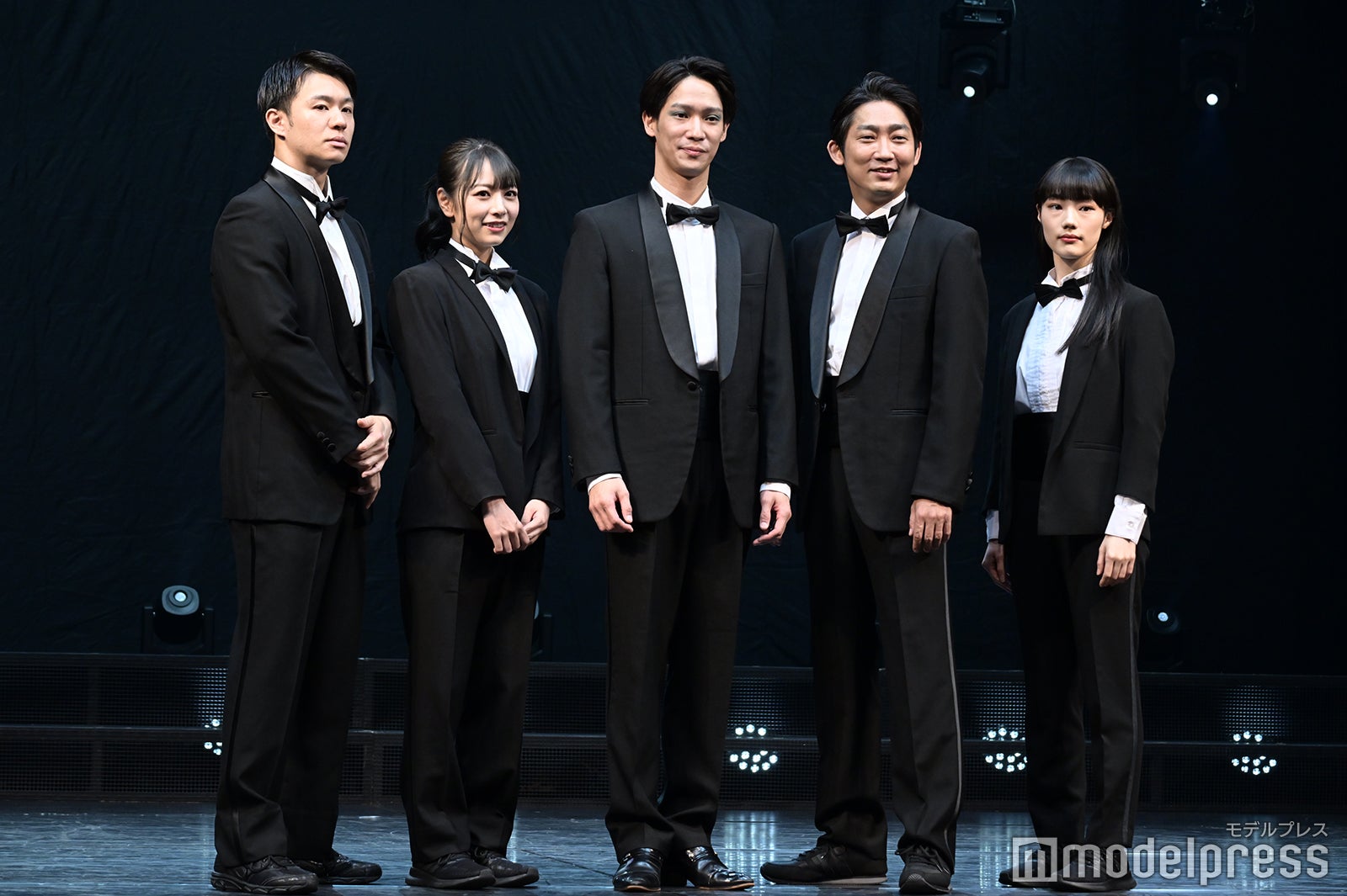 （左から）高橋龍輝、北野日奈子、味方良介、石田明、佐々木ありさ （C）モデルプレス