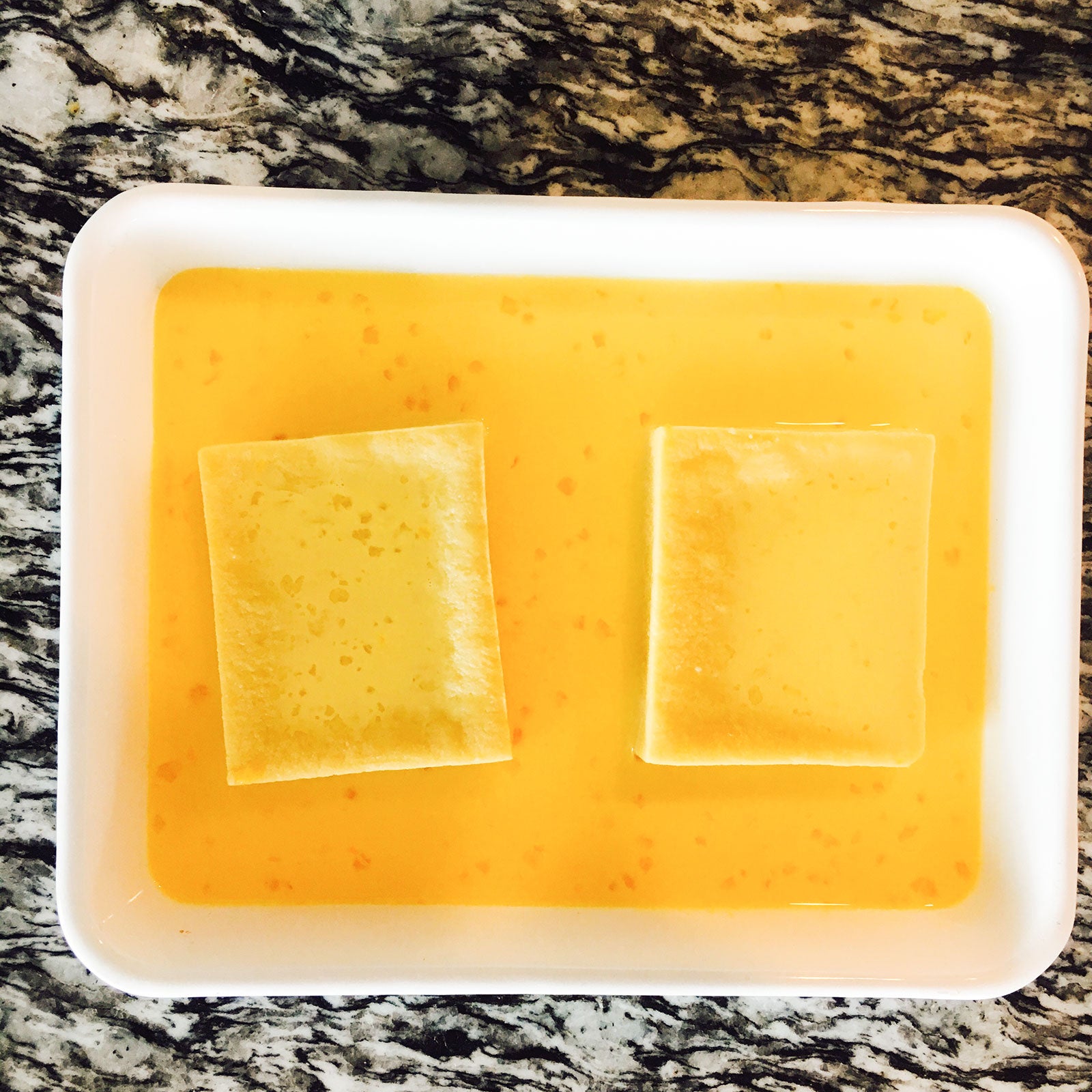 手順1：卵、砂糖、牛乳を混ぜ合わせたら、高野豆腐を半日つける／画像提供：柏原歩