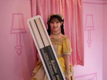 とき宣・菅田愛貴 まるでプリンセス！縦巻きくるくるヘア＆ゴージャス衣装で弾ける笑顔