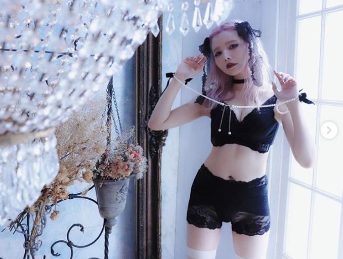 益若つばさ、初の下着撮影で美バストあらわ「色気すごい」「この美しさでママ」絶賛の声