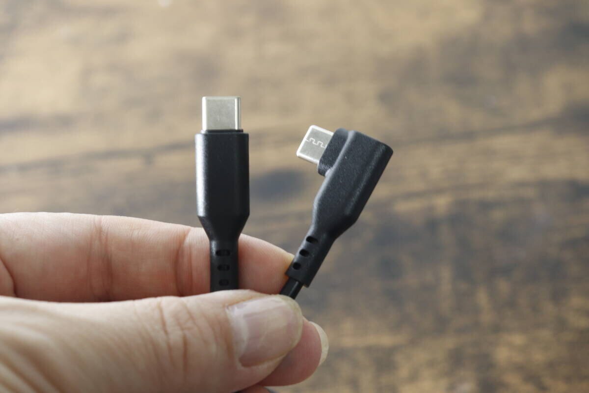 L字型とストレート型のType-Cコネクタを指で比較している L字型とストレート型のType-Cコネクタを指で比較している