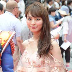 モデルプレス - 内田理央、大胆デコルテ&肩出しで「SEXYにキメました」