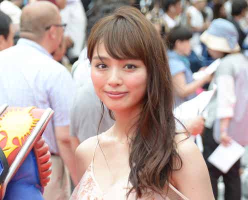 内田理央、大胆デコルテ&肩出しで「SEXYにキメました」