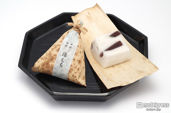 やわらかいお餅の中に本練羊羹を切り入れ、柚子の香らせた「湯もち」190円 (税抜)/1個/画像提供:御菓子司 湯もち本舗 ちもと