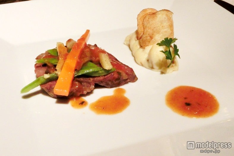 サーロインのグリル 仔牛すね肉の煮込み入りポテトのピュレ添え