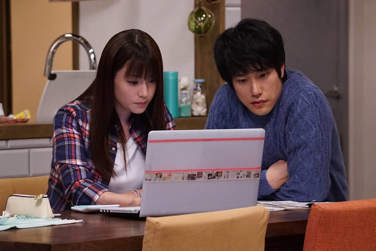 松山ケンイチ、深田恭子／「隣の家族は青く見える」第3話より（C）フジテレビ