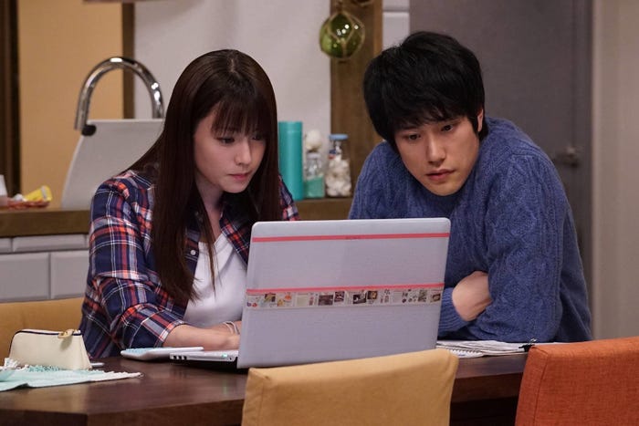 松山ケンイチ、深田恭子/「隣の家族は青く見える」第3話より(C)フジテレビ