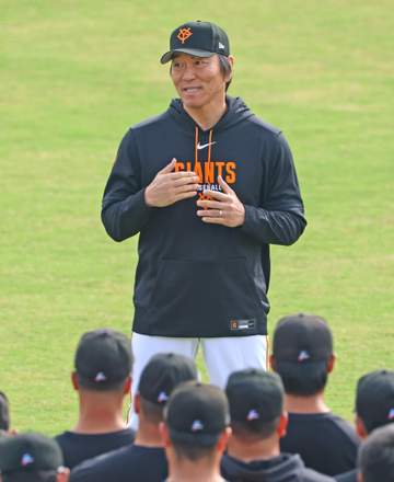「過去の栄光ではなく、これから黄金期をつくって球団旗を輝かせていこう」 巨人・松井監督がナインに呼びかける 竹丸が印象に残った訓示の言葉明かす