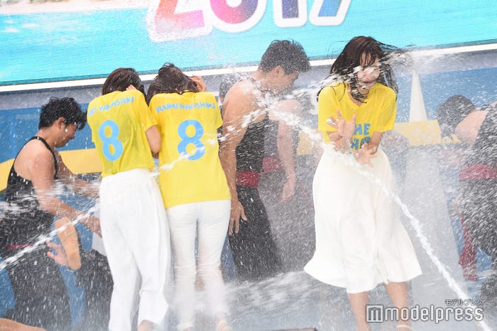 (前列右)1人逃げ遅れる藤本万梨乃アナ (C)モデルプレス