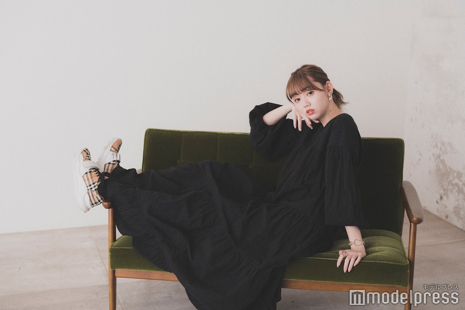 「COLICE」ワンピースを披露した江野沢愛美（C）モデルプレス