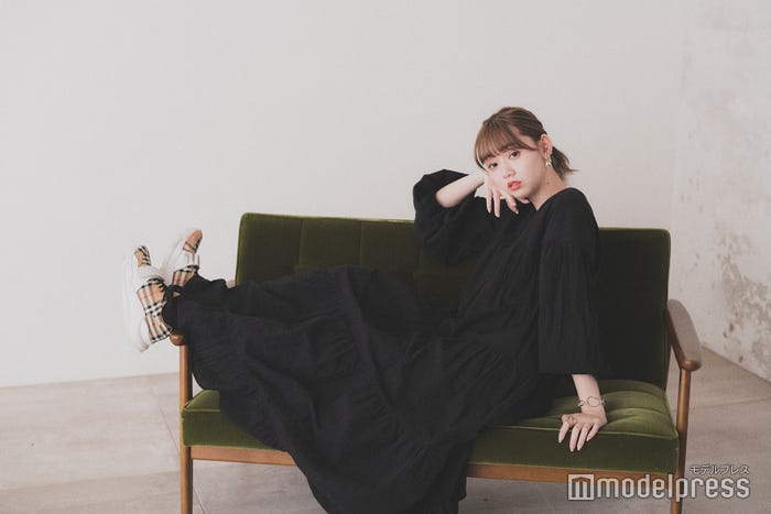 「COLICE」ワンピースを披露した江野沢愛美(C)モデルプレス