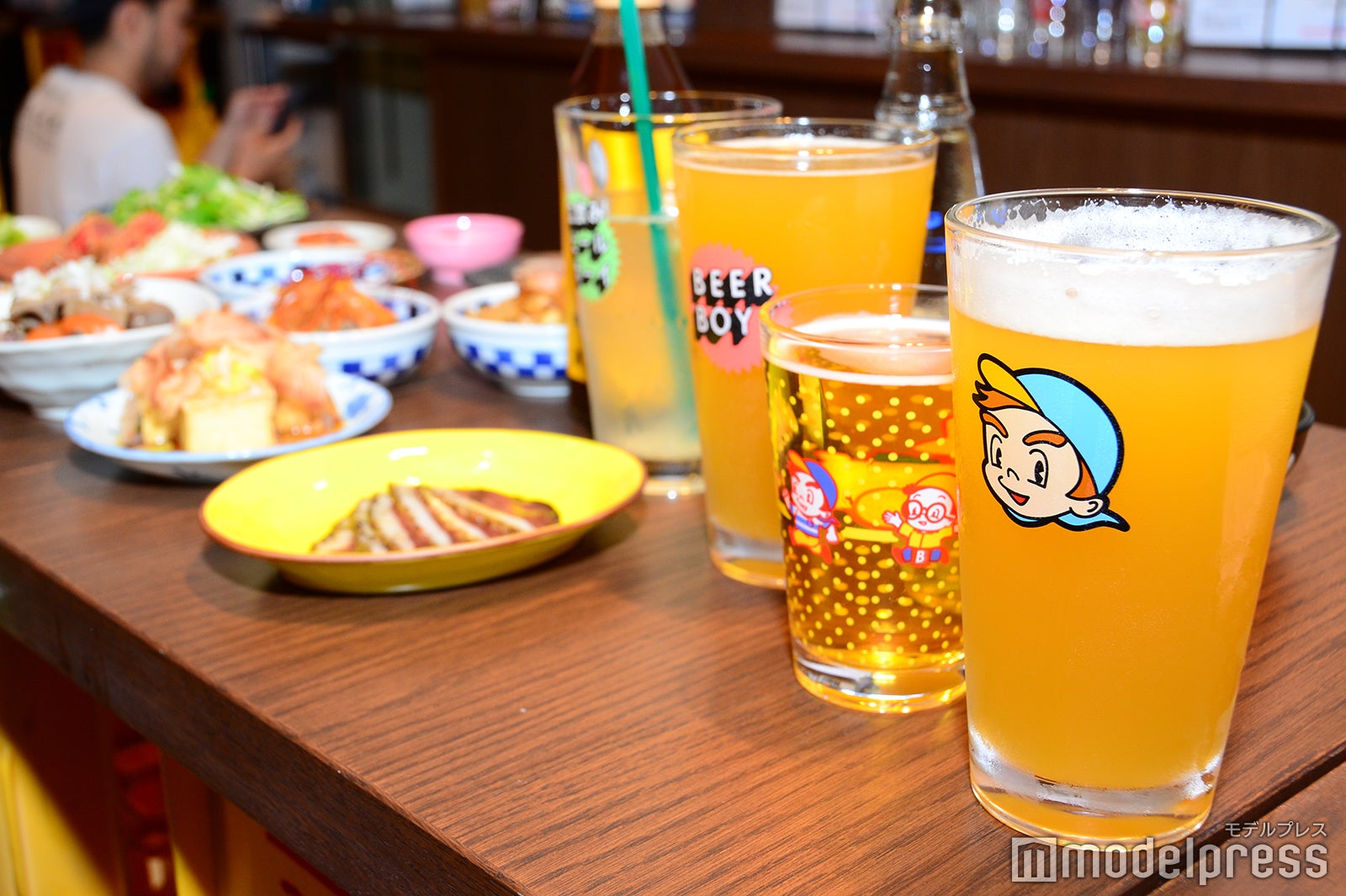 立飲みビールボーイ（C）モデルプレス