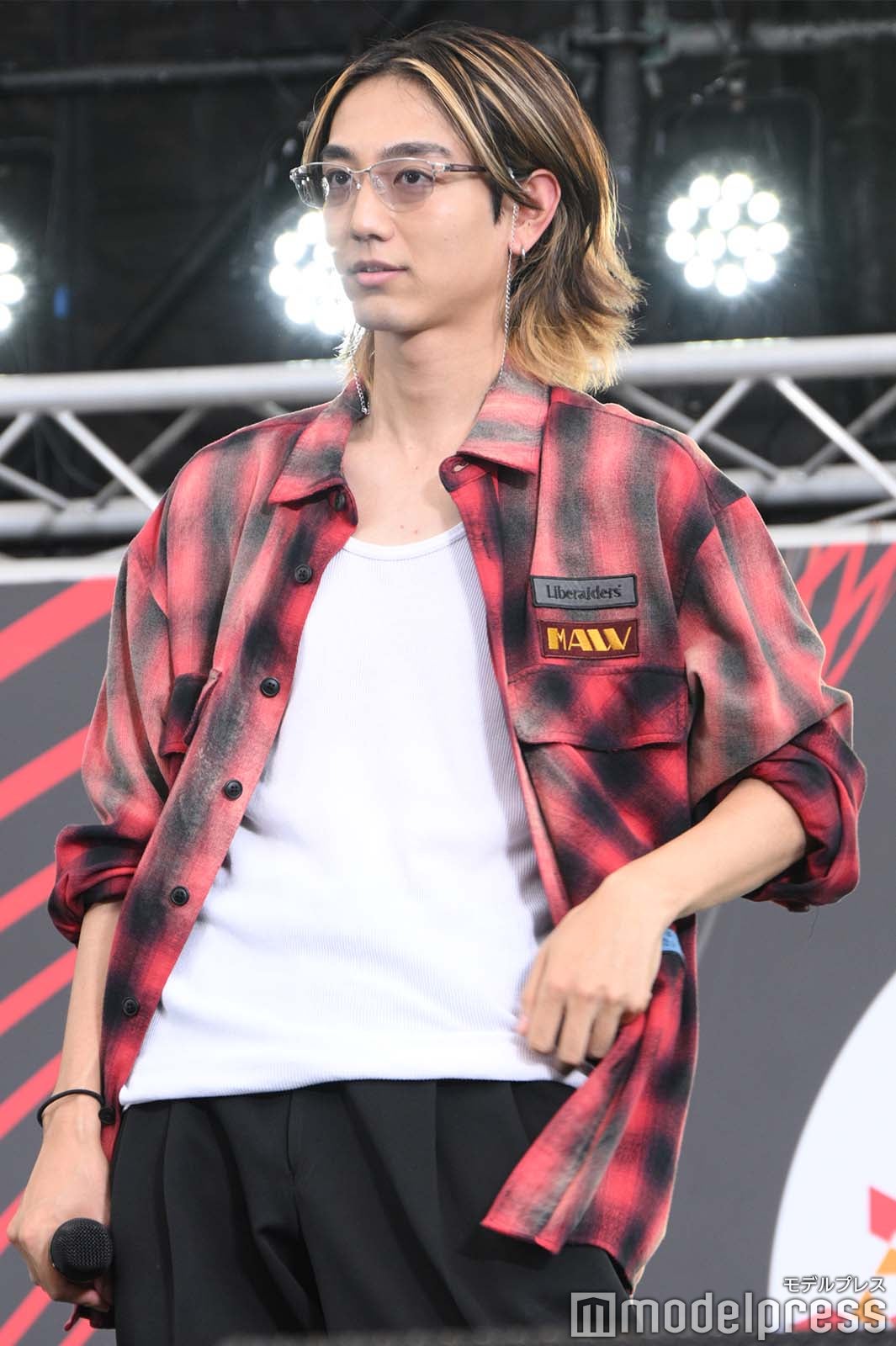 高橋文哉のジェスチャーをする駒木根葵汰（C）モデルプレス