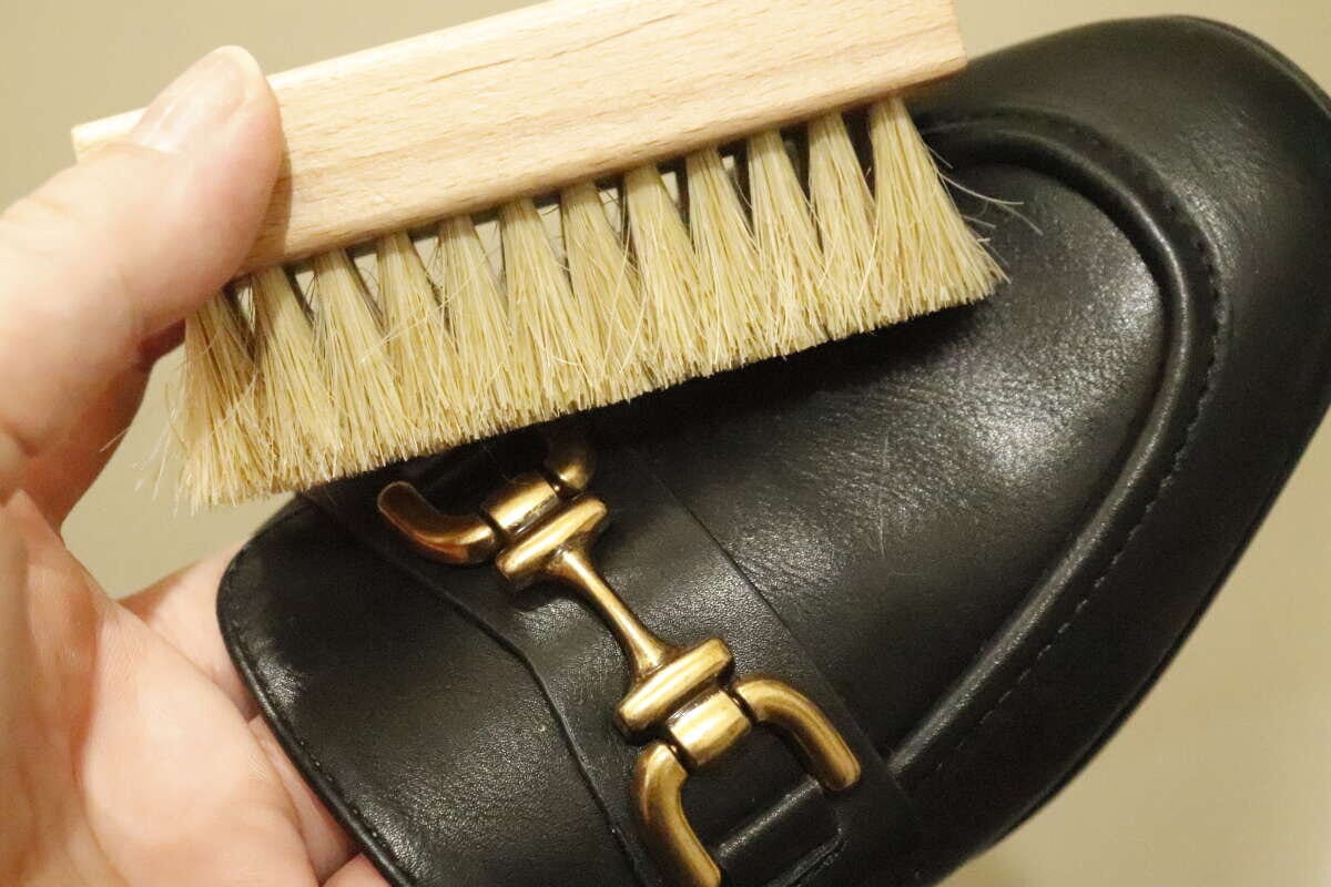 ダイソー靴ブラシ豚毛入り磨きやすい