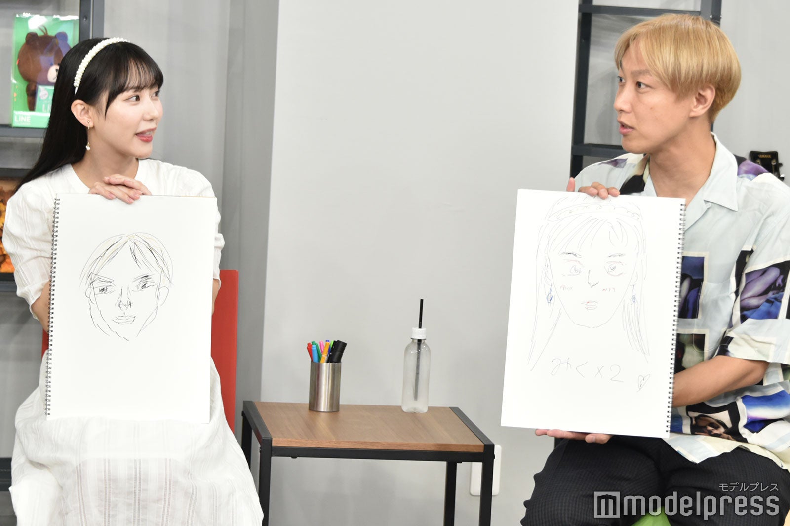 お互いの似顔絵を見せ合う田中美久、お見送り芸人しんいち（C）モデルプレス