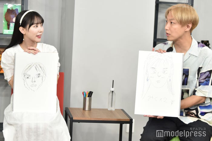 お互いの似顔絵を見せ合う田中美久、お見送り芸人しんいち(C)モデルプレス