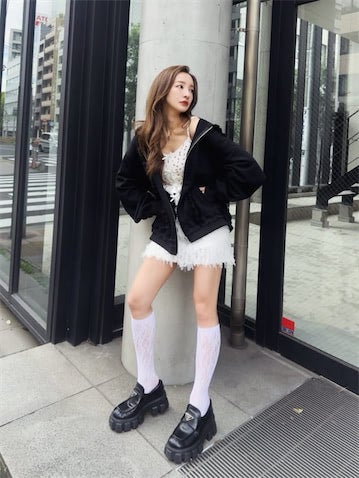 板野友美、美脚際立つ‟ガーリー×ストリートコーデ”に反響「スタイル良すぎ」