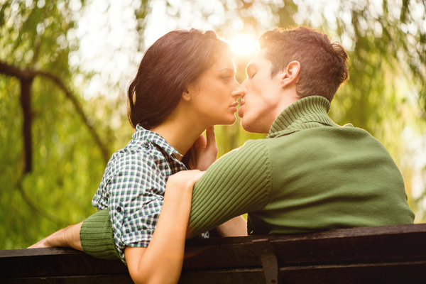 大人の魅力がスゴイ 男がムラっとする 大人のキス の仕方 モデルプレス