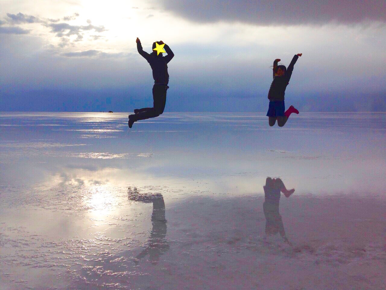 ボリビア、ウユニ塩湖にて主人と。鏡張りに感動！（提供写真）