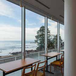 「道の駅 雨晴」のカフェでは「雨晴海岸」を眺めながら食事ができます/提供画像