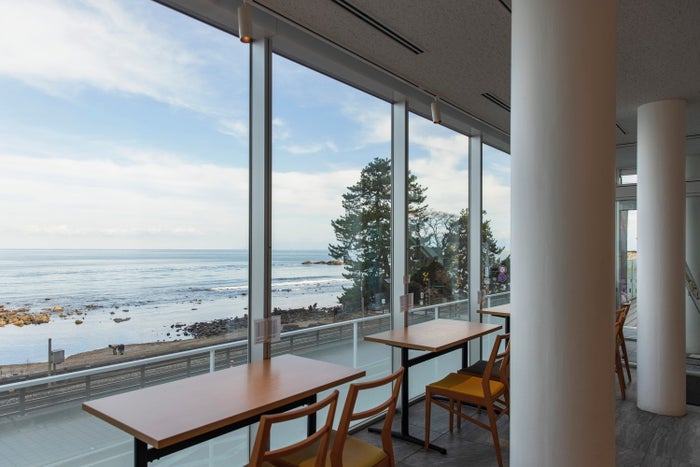 「道の駅 雨晴」のカフェでは「雨晴海岸」を眺めながら食事ができます／提供画像
