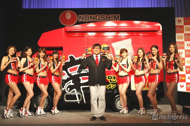 セクシーなチアガール姿で美くびれ披露　モデルガールズ、美容法を語る