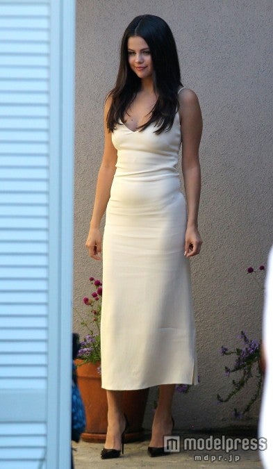 セレーナ・ゴメス、ボディラインが丸わかりの白ワンピ