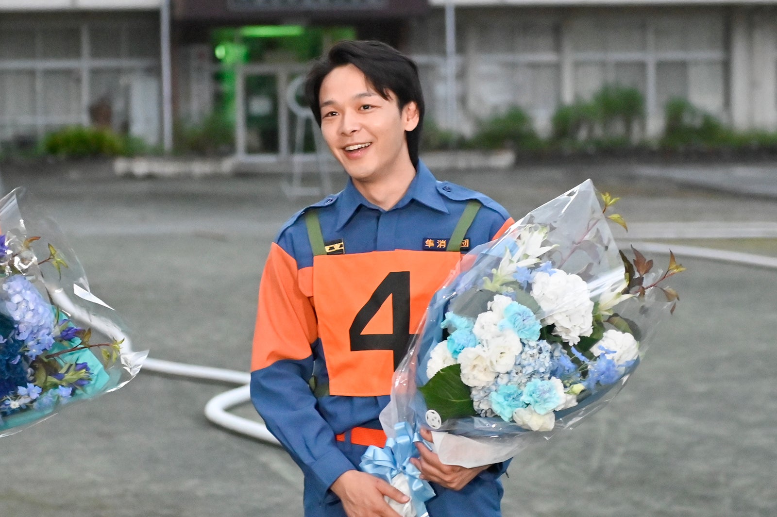 中村倫也「誇れる現場でした」“イケおじ消防団”キャストと「ハヤブサ消防団」クランクアップ