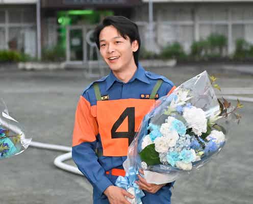 中村倫也「誇れる現場でした」“イケおじ消防団”キャストと「ハヤブサ消防団」クランクアップ
