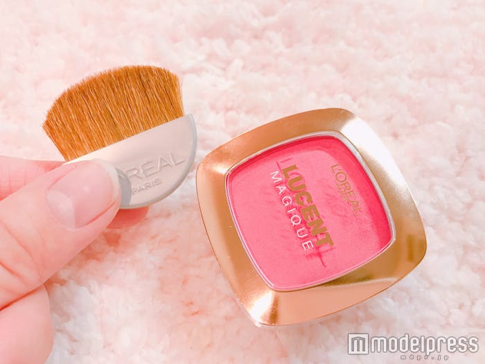 ひと塗りでアカ抜け必至の青みピンクチーク/(C)モデルプレス