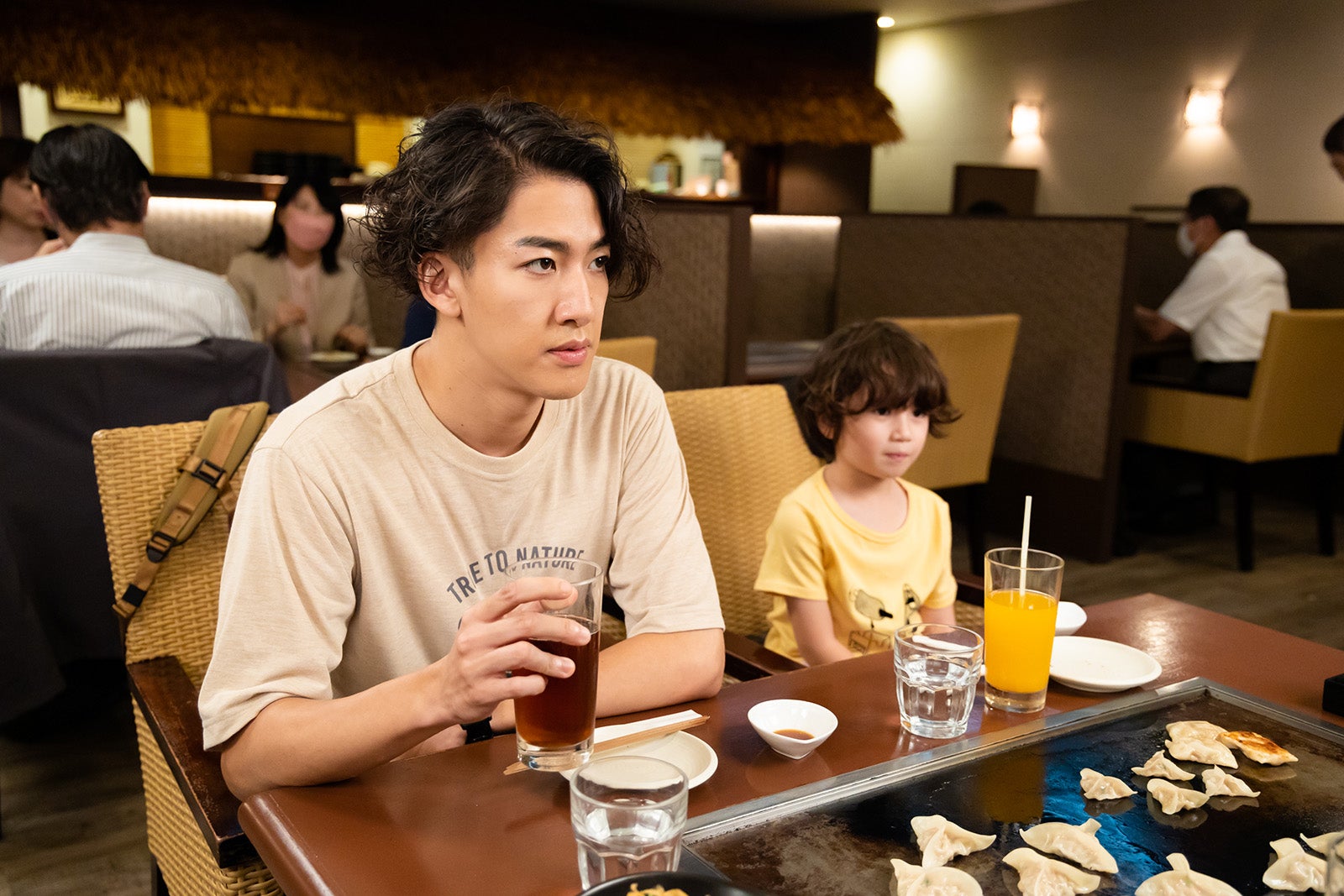 （左から）尾上右近、シモン イヴァノフ／「NICE FLIGHT！」最終話より（C）テレビ朝日