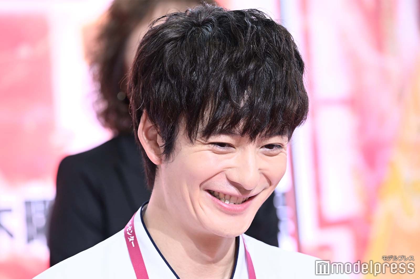 笑いが止まらない岡田将生（C）モデルプレス