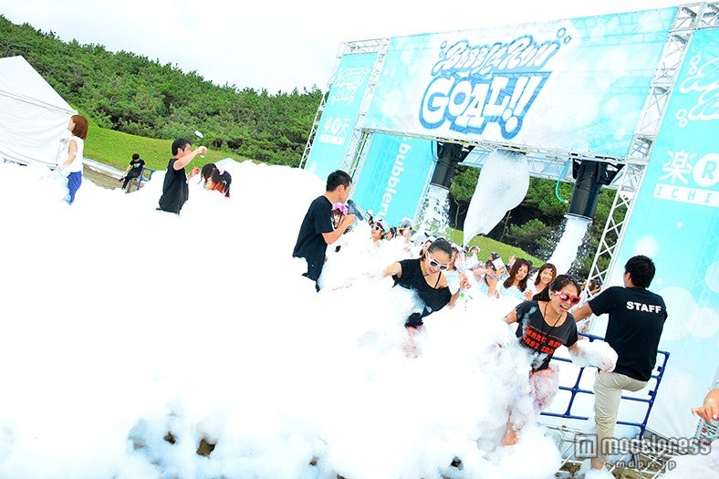 ゴールでは肩まで届くほどの大量の泡が吹き出す