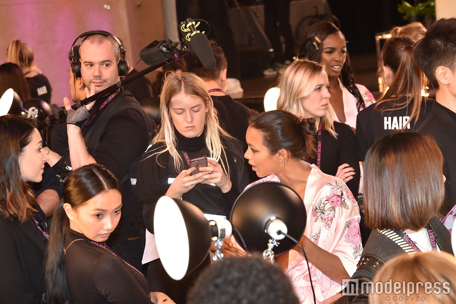 取材陣に囲まれるライス・リベイロ （C）モデルプレス