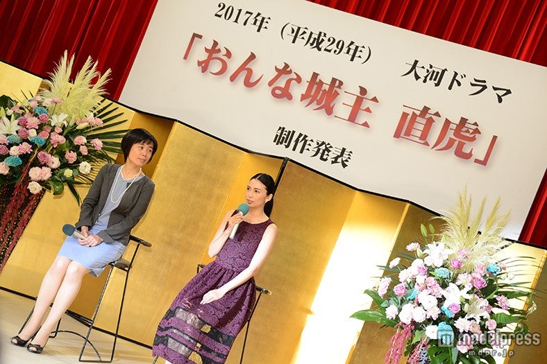 2017年大河ドラマ「おんな城主 直虎」制作発表会見（左から）岡本幸江氏、柴咲コウ